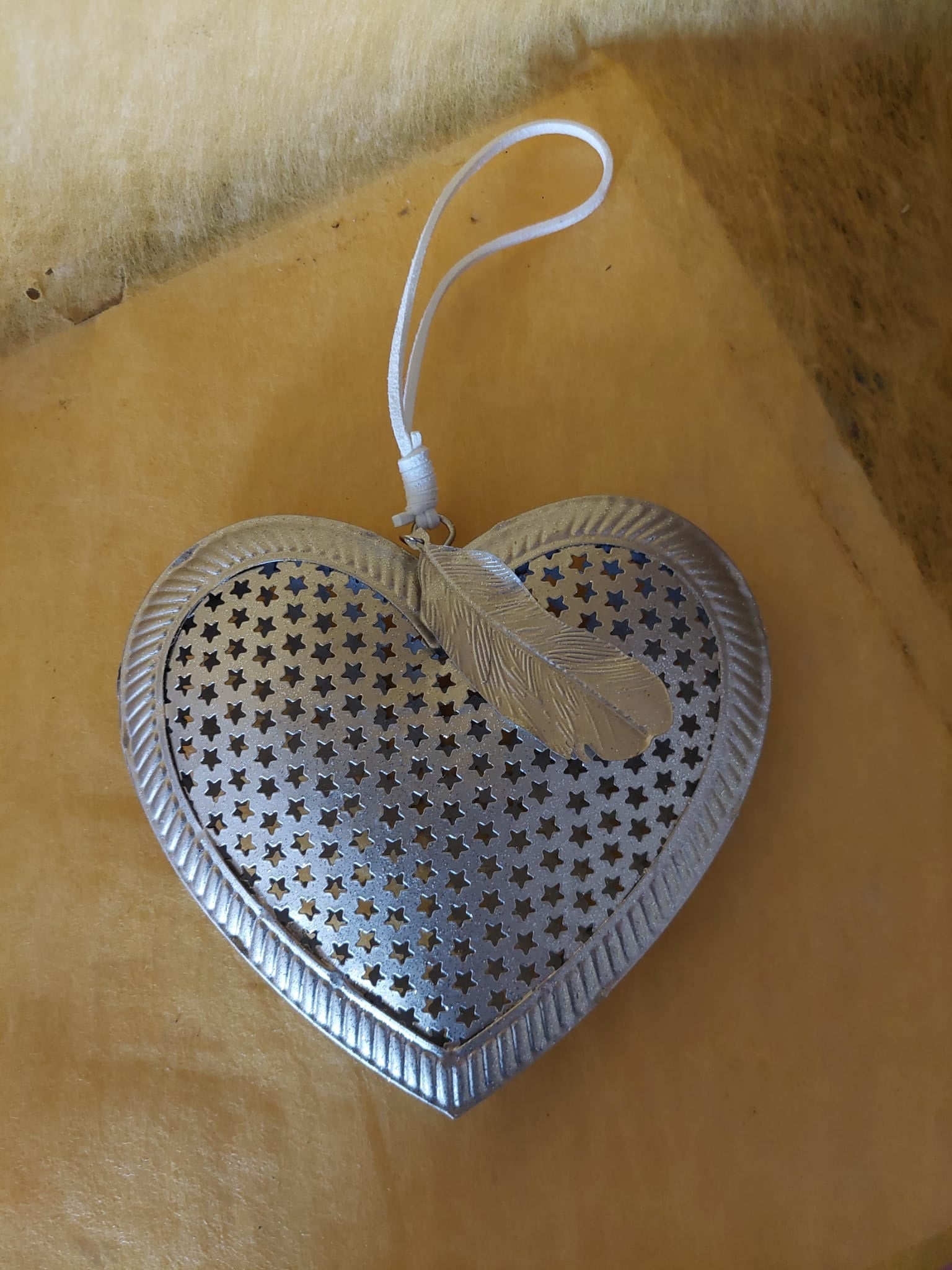 Metallherz mit Feder zum Hängen - Mein Stil - Floristik Dekorationen und Handarbeit