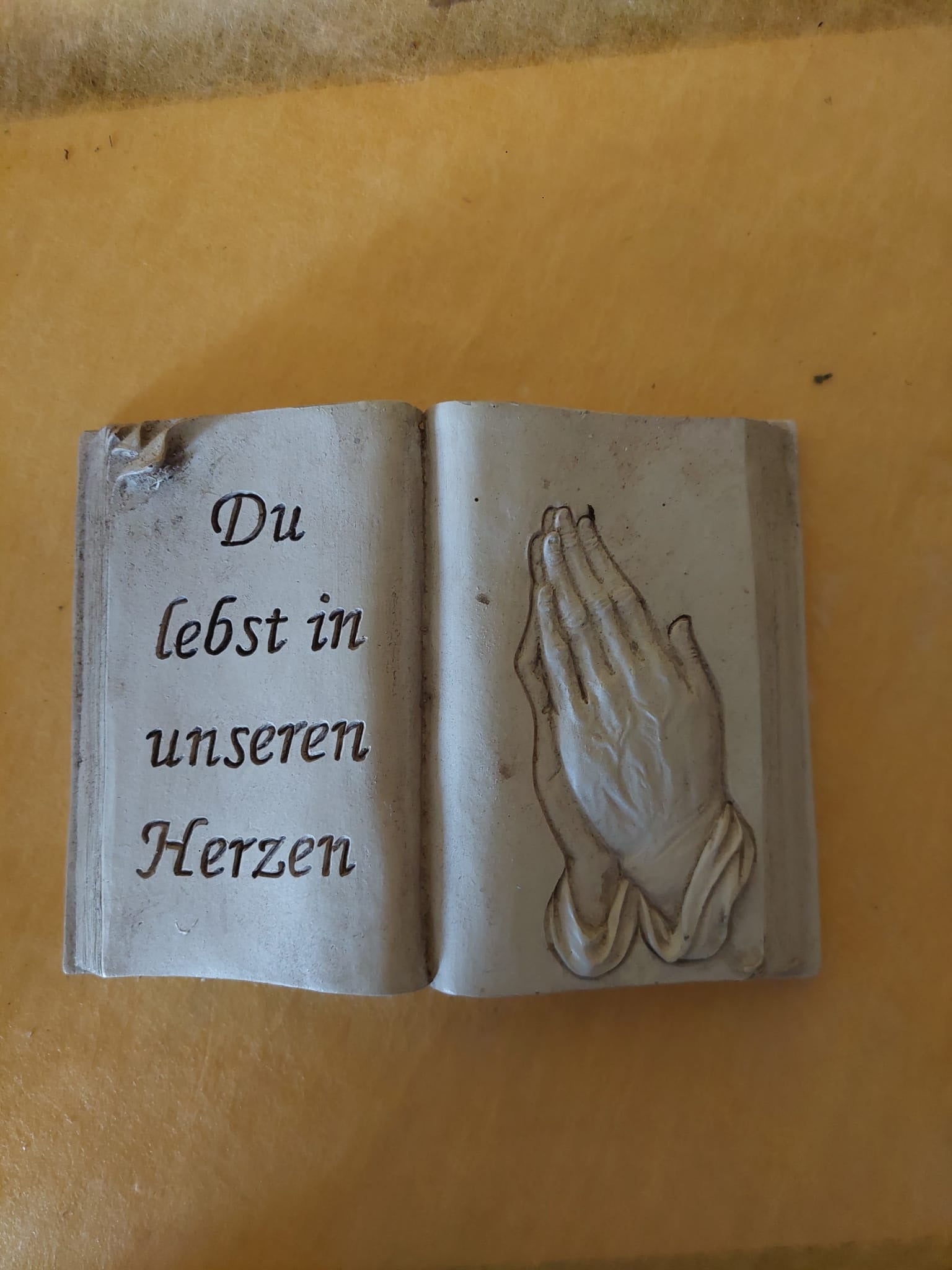 Buch aus Polyresin